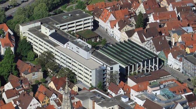 Das Reutlinger Rathaus: Der dreigliedrige Komplex aus dem Jahr 1966 ist jetzt ein ausgewiesenes Kulturdenkmal.    FOTO: GROHE