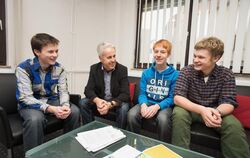 Der Lernkonzept-Entwickler Dr. Martin Herold (Zweiter von links) diskutierte mit den Gymnasiasten Patrick Zimmermann, Lennart Gr