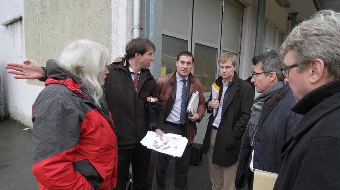 Bis hierher und nicht weiter: Dr. Johannes Ady (2. von links), Richter am Landgericht Tübingen, vermittelt zwischen der Stadt Ba