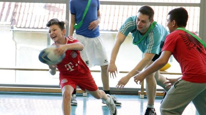 Sport als Schule fürs Leben: Ruben Stapelbroek, der Leiter des Uracher Jugendhauses, bietet seit einigen Wochen einen Rugby-Kurs Sport als Schule fürs Leben: Ruben Stapelbroek, der Leiter des Uracher Jugendhauses, bietet seit einigen Wochen einen Rugby-Kurs