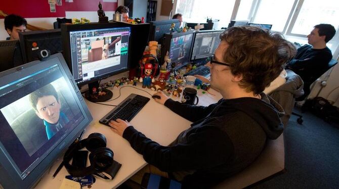 Jacob Frey, Student der Filmakademie Ludwigsburg, arbeitet mit anderen Studenten am Computer an einem Animationsfilm.