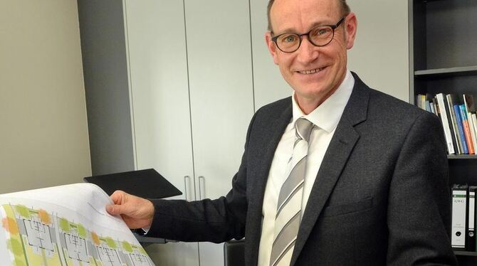 Seit 1. November im Amt: GWG-Chef Klaus Kessler, 51, mit dem Lageplan für ein Wohnbauprojekt mit ökologischen Holzhäusern in der Seit 1. November im Amt: GWG-Chef Klaus Kessler, 51, mit dem Lageplan für ein Wohnbauprojekt mit ökologischen Holzhäusern in der