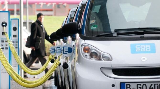 Die erste E-Carsharing-Strasse Europas in Berlin. Ein Vierteljahrhundert ist Carsharing in Deutschland alt, doch erst seit we Die erste E-Carsharing-Strasse Europas in Berlin. Ein Vierteljahrhundert ist Carsharing in Deutschland alt, doch erst seit we