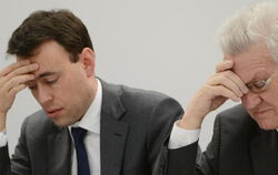 Der baden-württembergische Ministerpräsident Winfried Kretschmann (Bündnis 90/Die Grünen, rechts) und Finanzminister Nils Schmid