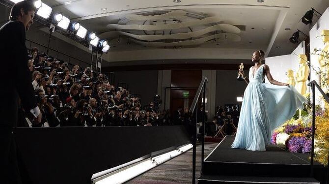 Lupita Nyong'o präsentiert ihren Oscar. Foto: Paul Buck