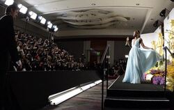 Lupita Nyong'o präsentiert ihren Oscar. Foto: Paul Buck