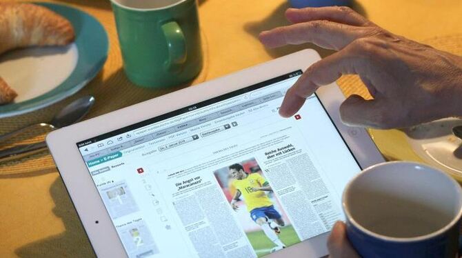 Frühstückslektüre auf dem iPad. Tablet-Computer verkaufen sich derzeit rasant. Foto: Karl-Josef Hildenbrand