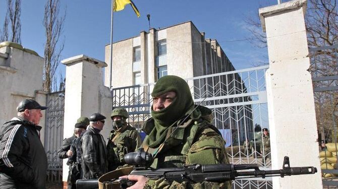 Männer in Militäruniformen blockieren einen ukrainischen Marinebasis auf der Halbinsel Krim. Foto: Artur Shvarts
