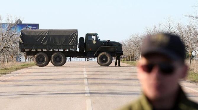 Soldaten blockieren den Zugang zu einem ukrainischen Luftwaffenstützpunkt in Sewastopol. Foto: Zurab Kurtsikidze