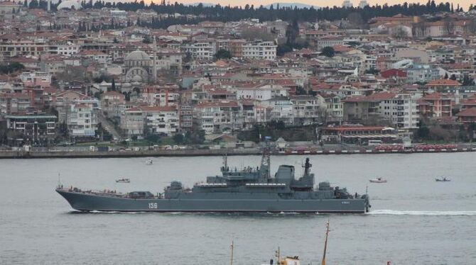 Das russische Landungsschiff Jamal passiert in Istanbul den Bosporus in Richtung Schwarzes Meer. Im Vordergrund fährt eine tü