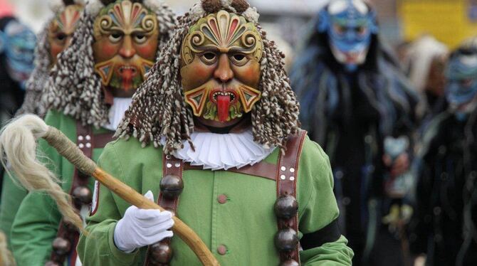 Wer sagt, dass nur Hexen Pyramiden bauen? Auch Pelztiere haben’s drauf.  FOTO: HÄUSSLER ADAC-Skandal endlich aufgeklärt – in Steinhilben. FOTO: HÄUSSLERIn Steinhilben fanden Folterknechte willige Opfer.  FOTO: HÄUSSLERHayingen rockt – die Fans sind hingerissen.  FOTO: LEIPPERTSpendabel und überhaupt nicht gruselig: Clown in Hayingen.  FOTO: LEIPPERTRennrad Marke Eigenbau in Hayingen.  FOTO: LEIPPERTDer Beginn einer großen Liebe?  FOTO: KOZJEKEin Bus für die Jungnarren verkehrte in Gammertingen. FOTO: KOZJEKGammertingens Bürgermeister schmeckt den Sommer. FOTO: KOZJEKZwei Jungnärrinnen, die was zu sagen haben.  FOTO: KOZJEK