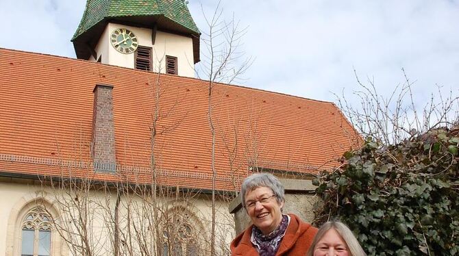 Die alte und die neue Vorsitzende des Kusterdinger Kirchengemeinderats: Mechthild Ritter (hinten) und Anette Diebold vor der Mar