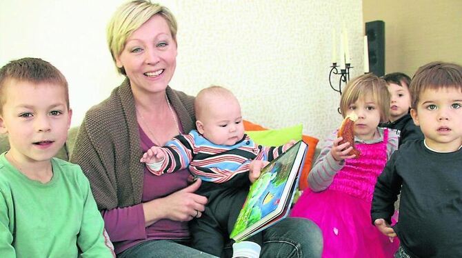 Im Kreis ihrer Kleinen fühlt sich Tagesmutter Martina Riester wohl – auch wenn die Kinderbetreuung kein Zuckerschlecken ist.