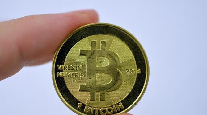 Ein Bitcoin. Foto: Jens Kalaene