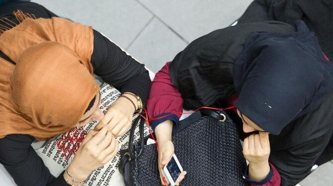 Zwei muslimische Studentinnen in der Europa-Universität Viadrina in Frankfurt (Oder): In Deutschland leben so viele Ausländer Zwei muslimische Studentinnen in der Europa-Universität Viadrina in Frankfurt (Oder): In Deutschland leben so viele Ausländer