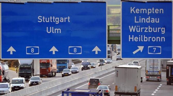Auobahn A8 bei Elchingen in Bayern: Laut einem Medienbericht hat der Freistaat 2013 deutlich mehr Bundesmittel in Fernstraßen