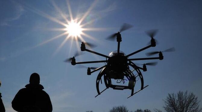 Mini-Drohnen wie dieser Oktokopter werden als Hobby immer beliebter. Foto: Julian Stratenschulte