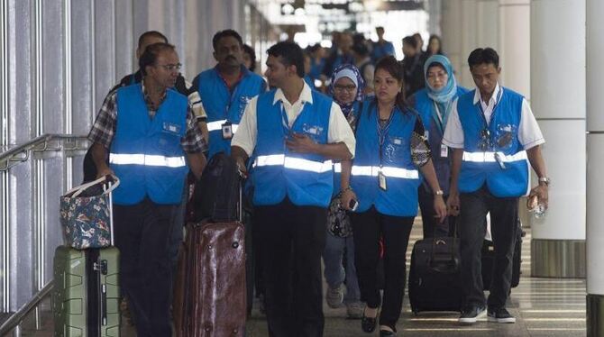 Familienmitglieder der abgestürzten Passgiere erreichen den Flughafen in Kuala Lumpur. Foto: Ahmad Yusni