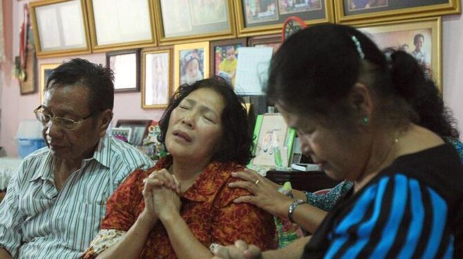 Im indonesischen Medan weinen Anghörige um einen vermissten Passgier. Foto: Dedy Sahputra
