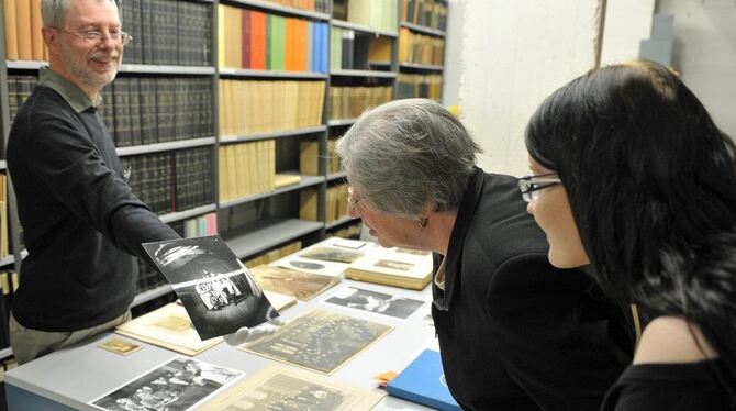 Archivar Roland Brühl zeigte am Tag der Archive auch Fotos aus längst vergangenen Zeiten. FOTO: THOMYS