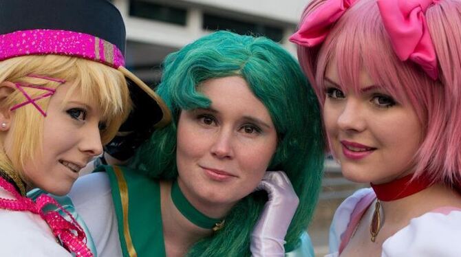 Julia Plaster (l-r) als Syo Kurusu, Julia Möller als Sailor Neptun und Saskia Raer als Madoka Magica in Hannover. Foto: Joche Julia Plaster (l-r) als Syo Kurusu, Julia Möller als Sailor Neptun und Saskia Raer als Madoka Magica in Hannover. Foto: Joche