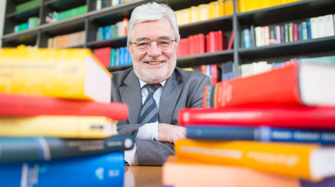 Der Direktor des Instituts für Deutsche Sprache (IDS), Ludwig M. Eichinger, sitzt am in Mannheim in seinem Büro hinter einem Sta
