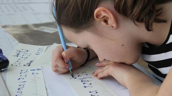 Ganz schön schwierig: Mit alter Schrift und Tusche übte die elfjährige Kim in der Schreibwerkstatt. FOTO: KOZJEK