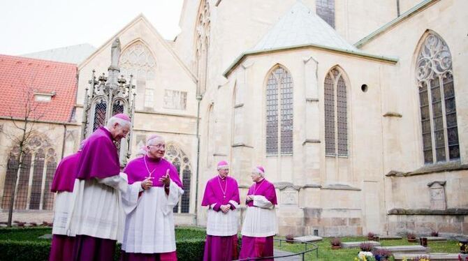 Bischöfe unterhalten sich während der Frühjahrs-Vollversammlung im Innenhof des St.-Paulus-Doms in Münster. Foto: Rolf Vennen