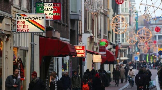 Schön bunt: eine Gasse mit Coffeeshop (l) in Amsterdam. Foto: Oliver Berg