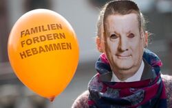 Demonstrantin bei einer Hebammen-Demonstration in Frankfurt am Main mit Gröhe-Maske. Der Bundesgesundheitsminister macht den 