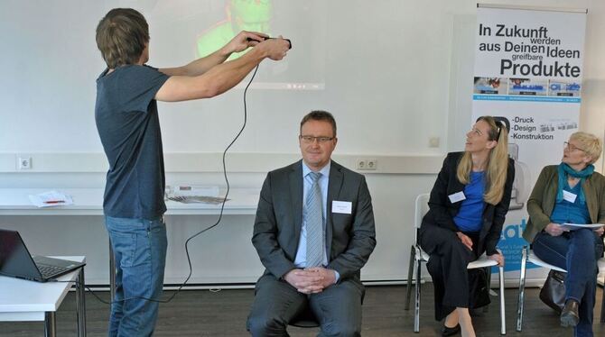 Reutlingens Wirtschaftsförderer Markus Flammer lässt sich einscannen, um ein Miniatur-Modell von sich zu bekommen.   FOTO: THOMY