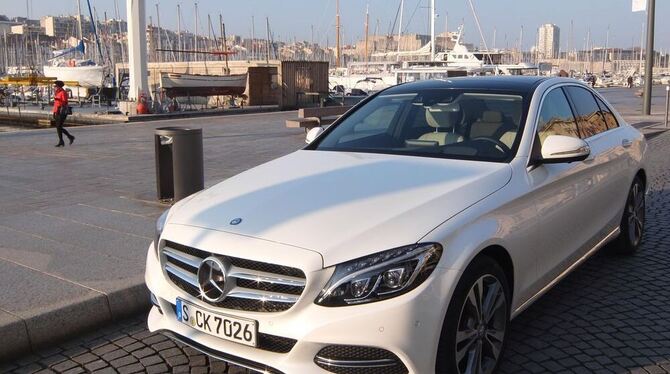 Weiß ist als Farbe voll angesagt, nicht nur ganz traditionell in Frankreich. Die neue C-Klasse von Mercedes als Limousine im alten Hafen von Marseille.GEA-FOTO: MWM /MEHR FOTOS AUF WWW.GEA.DE