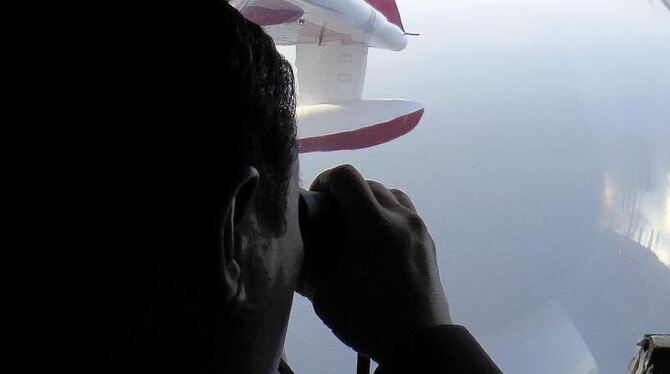 Rettungskräfte der malaysischen Marine suchen aus der Luft nach Spuren der verschwundenen Passagiermaschine. Foto: Malaysian