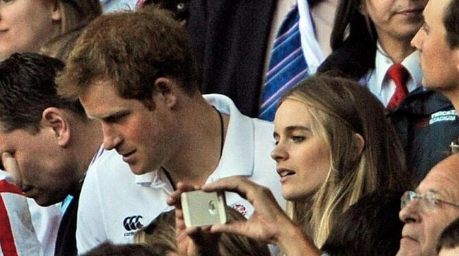 ARCHIV - Prinz Harry und seine Freundin Cressida Bonas schauen sich ein Rugby-Spiel in London an. Foto: Gerry Penny