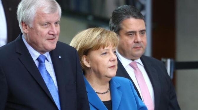 Die Parteivorsitzenden Seehofer (l-r, CSU), Merkel (CDU) und Gabriel (SPD) kommen im Bundestages in Berlin zusammen Foto: Han