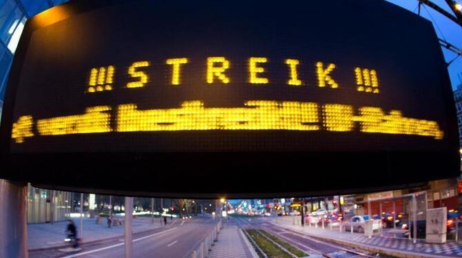 Anzeigetafel in Düsseldorf: Allein in Nordrhein-Westfalen hat Verdi mehr als 45 000 Beschäftigte zum Streik aufgerufen, darun