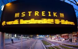Anzeigetafel in Düsseldorf: Allein in Nordrhein-Westfalen hat Verdi mehr als 45 000 Beschäftigte zum Streik aufgerufen, darun
