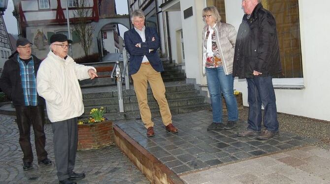 Altbürgermeister Heinz Daubmann (Zweiter von links) hat Ende der 1970er-Jahre die Stadtkernsanierung auf den Weg gebracht. Vor d