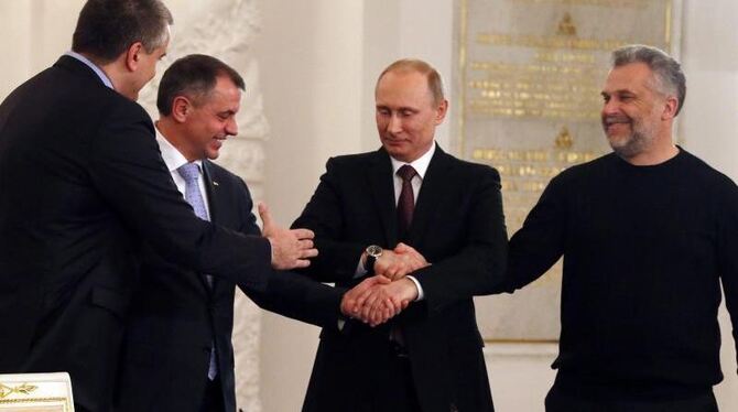 Putin und Abgesandte der Krim beglückwünschen sich. Foto: Sergei Ilnitsky