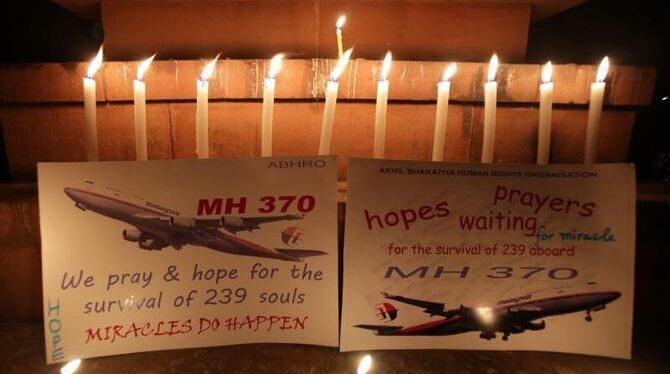 Menschen trauern um die Insassen des verschollenen Flugs MH370. Foto: Raminder Pal Singh