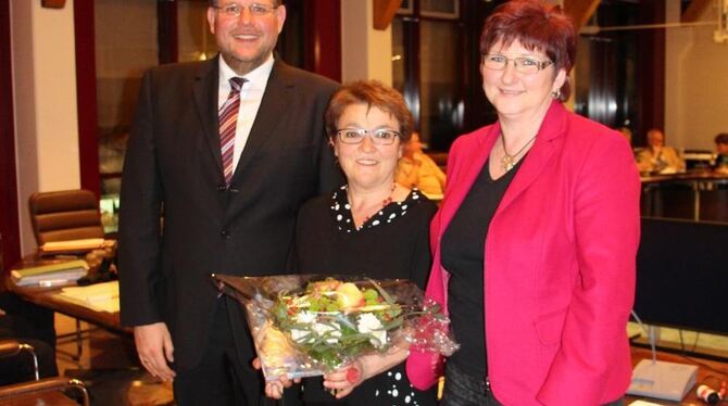 Blumen von Oberbürgermeister Ulrich Fiedler, eine Flasche Metzinger Wein und ein Bildband über Neuhausen von der dortigen Ortsvo
