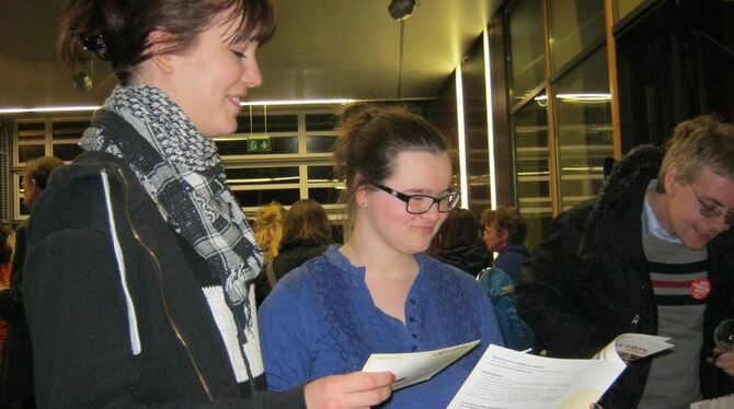 Friederike Gust und Jessica Karrer (von links) haben sich zur Wahl informiert.  FOTO: ESZ