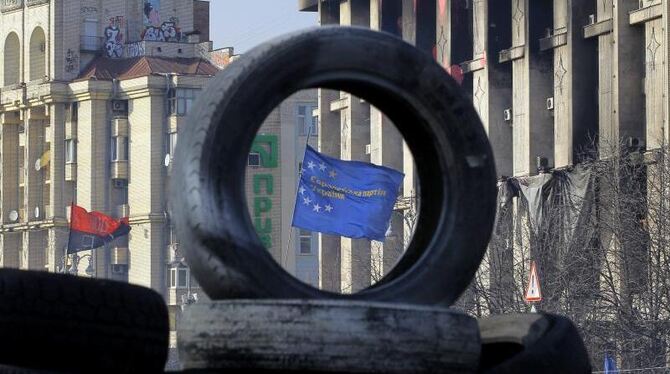 In Kiew weht eine improvisierte pro-europäische Flagge auf dem Unabhängigkeitsplatz. Foto: Robert Ghement