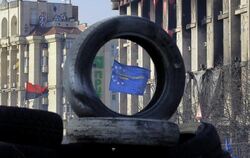 In Kiew weht eine improvisierte pro-europäische Flagge auf dem Unabhängigkeitsplatz. Foto: Robert Ghement