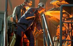 Stromintensive Industrie: Arbeiter am Elektrolichtbogenofen eines Stahlwerks. Foto: Sebastian Kahnert/Archiv