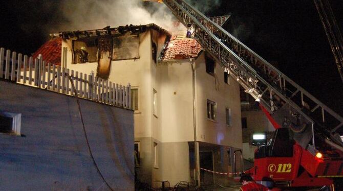 Im ausgebrannten Dachgeschoss dieses Hauses starben zwei Jugendliche. Foto: Kamera 24