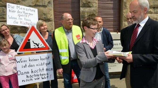 Protest gegen die Küchen-Schließung: Ende Juni 2013 übergab Verdi-Fachbereichsleiterin Yvonne Baumann eine lange Unterschriftenl