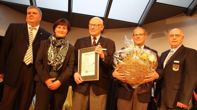 Viel Lob, eine große Auszeichnung und Präsent erhielt Wolfgang Wagler (Mitte) von (v.links): Armin Flohr, Technischer Leiter der