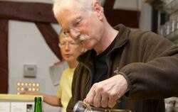 Gleich geht es zum Testen: Goldgelber Most perlt in die Glaskannen. Dieter Reichelt vom Kulturcafé Chamäleon schenkt konzentrier