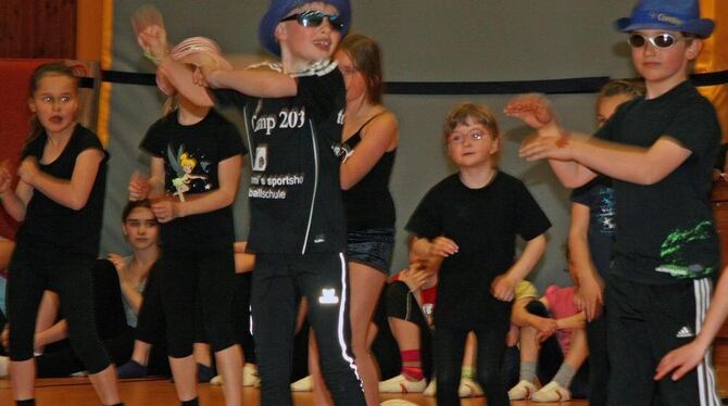 Echt cool: Die jungen Turner des TuS Honau präsentierten sich als Hip-Hop-Tänzer zur Musik »Hey Rock ‘n’ Roll«.  FOTO: LEIPPERT